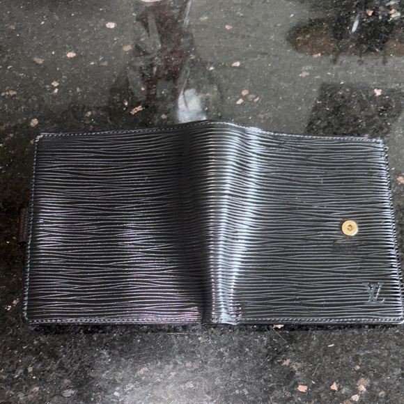 Louis Vuitton Black Epi Leather Wallet in GUC. - Picture 6 of 14